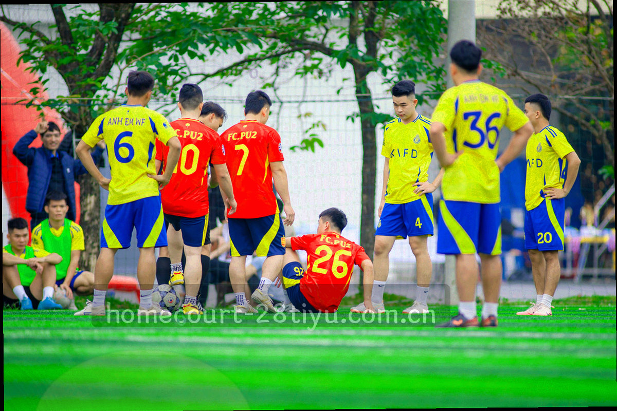 手机与平板同时显示赛事数据的桌面场景